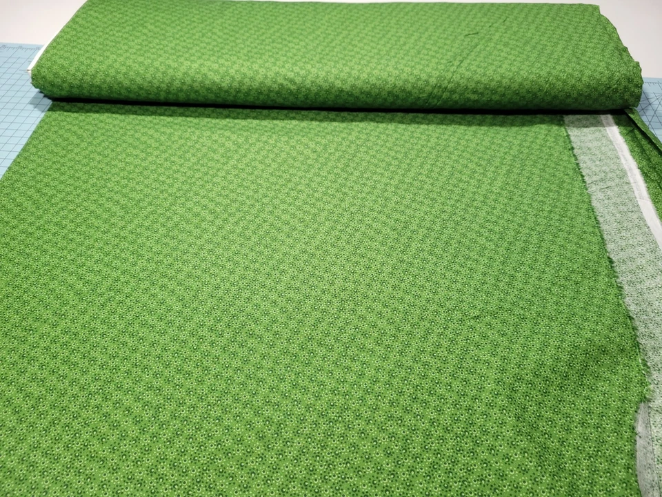 Ashley BTY 绗缝宝藏 108 英寸宽被子背衬抽象花卉圆点绿色 — 第 3/3 张图片