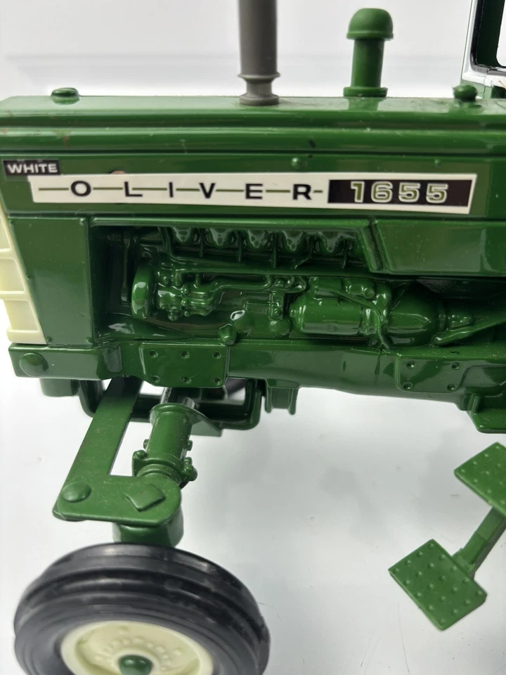 De colección 1/16 Ertl Oliver blanco 1655 fundido a presión con frontal con cabina tractor verde/blanco Foto 3 de 4