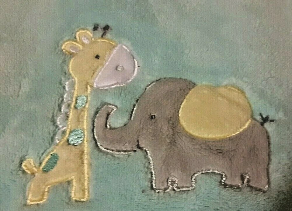 Зеленое мягкое флисовое детское одеяло Cuddle Time со слоном жирафом серая отделка приятное время - Изображение 2 из 4