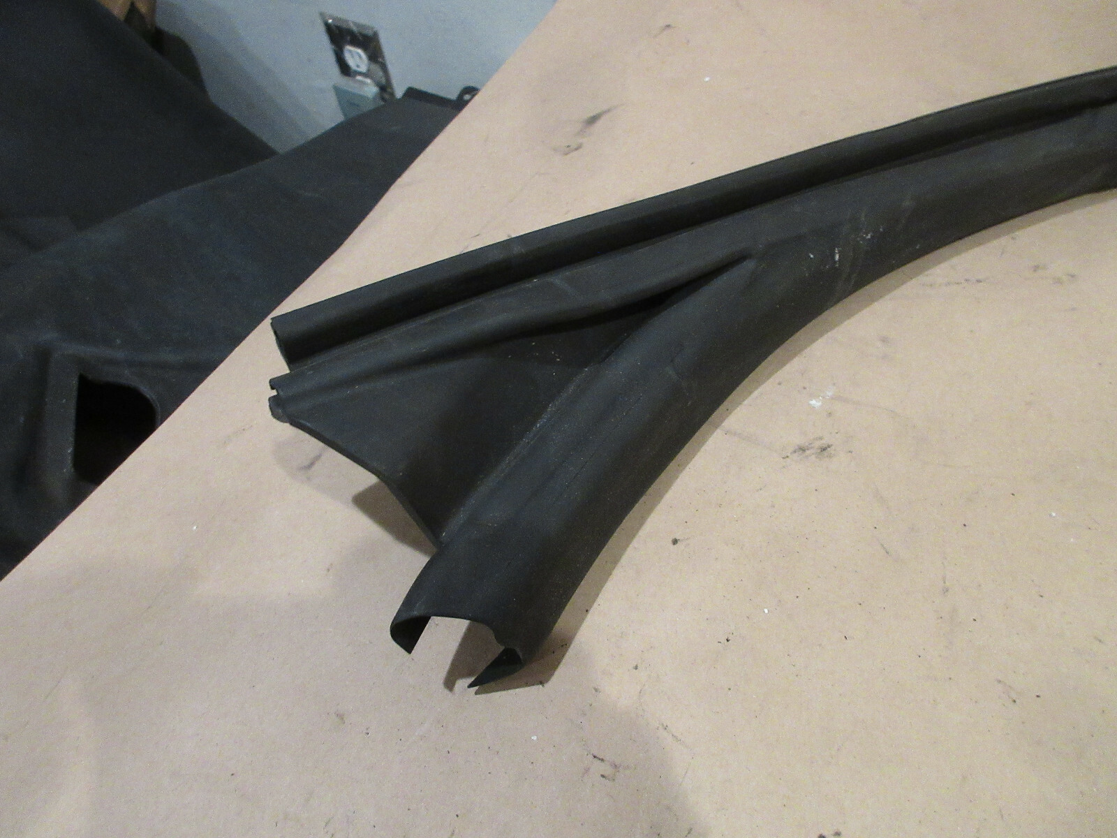 Maserati GranTurismo LH Door Upper Gasket P/N 80089200