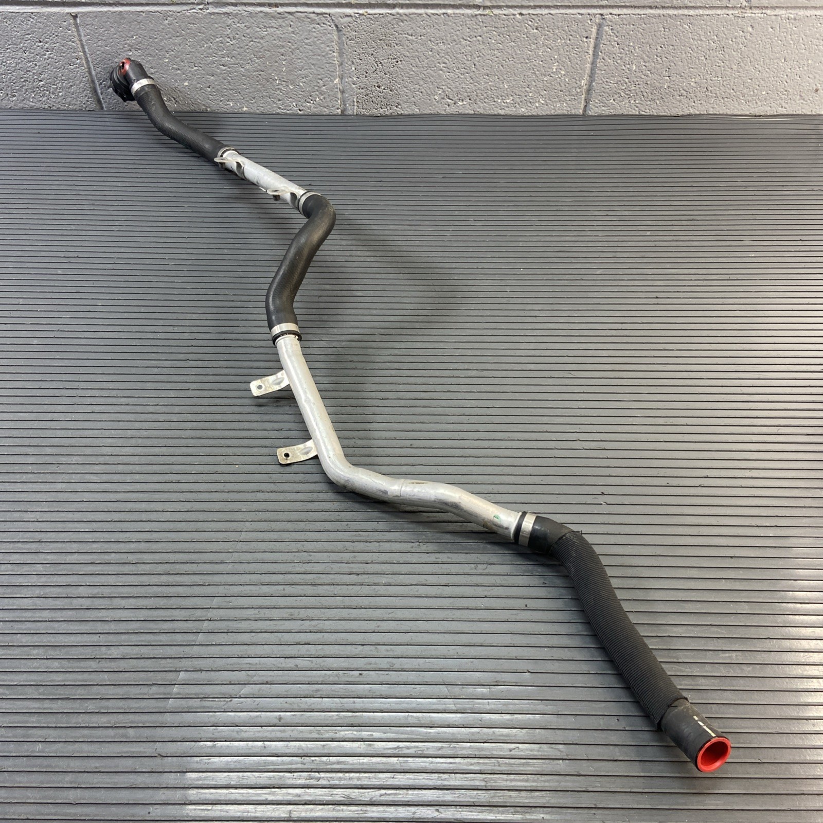 BMW i8 2014-2020 Front Feed hose