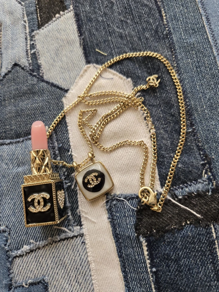 Collar de diseñador dorado con lápiz labial encanto de diseñador Foto 4 de 4