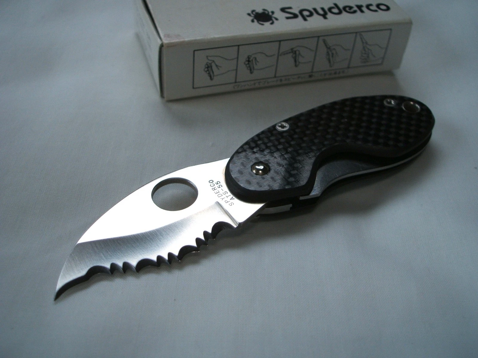 RARE Vintage Spyderco C29CFSE Cricket. Carbon fiber. New old stock / Japan box.