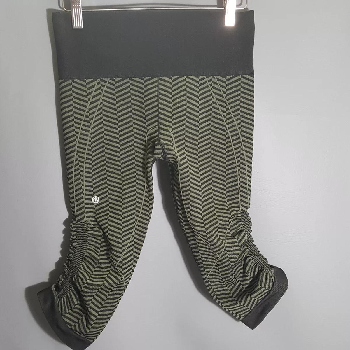 Lululemon Womens Crop Capri Seamless Leggings Black Green Geometric Size 6