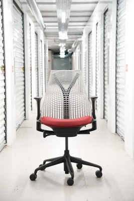 Herman Miller Sayl Bürostuhl Classic | 2D verstellbare Armlehnen | rot tiefschwarz |