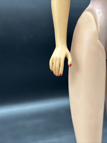 Bambola Barbie vintage anni 60 Mattel bionda taglio a bolla - con costume da bagno zebrato - Foto 9 di 12