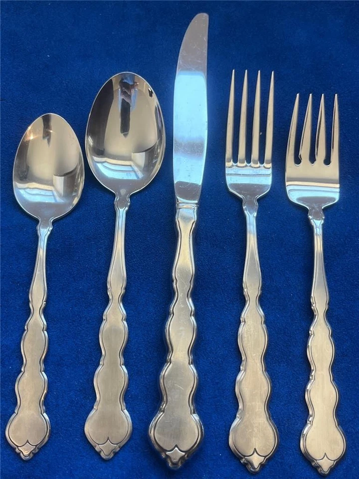 CHOOSE YOUR CHOICE - ONEIDA Distinction Deluxe VALERIE Stainless Pattern - NICE!