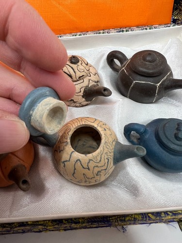 Set of 8 Chinese hand made miniature zisha - purple sand teapots - Picture 9 of 17