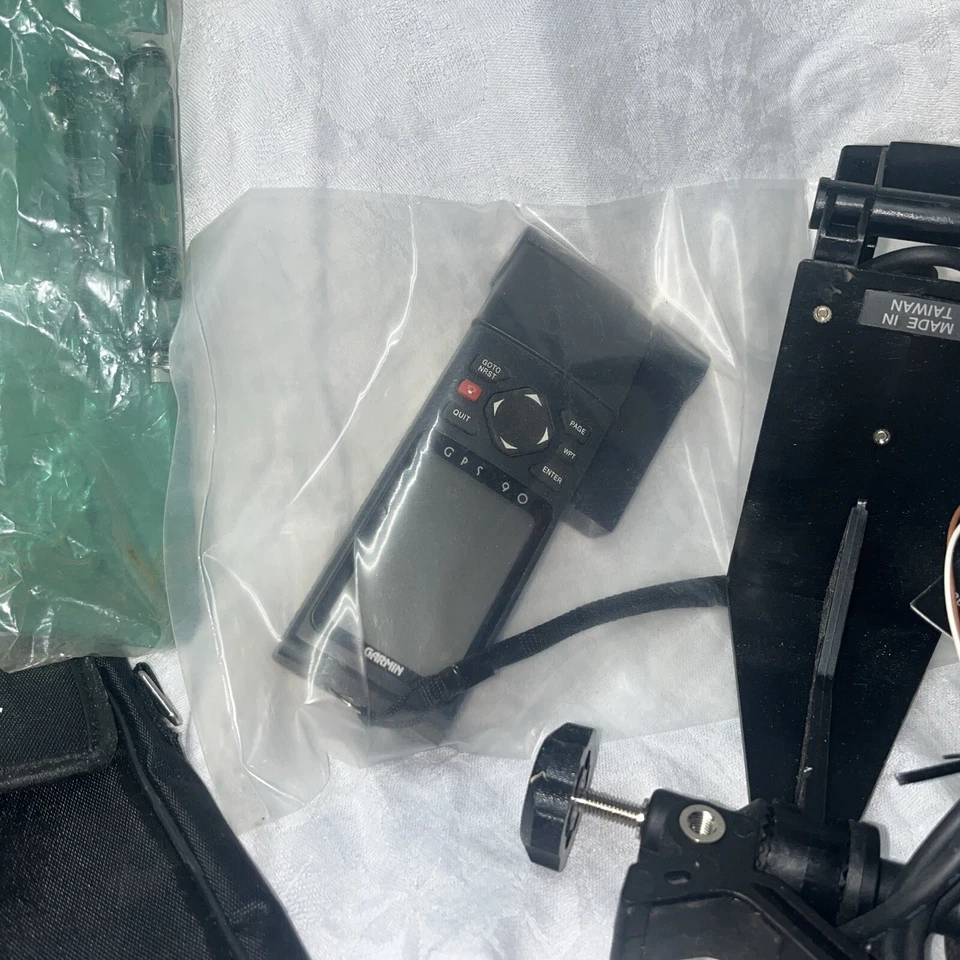 Garmin GPS 90 Handheld Personal Navigator Bundle Charger Antenna GPS90 - Image 2 of 4