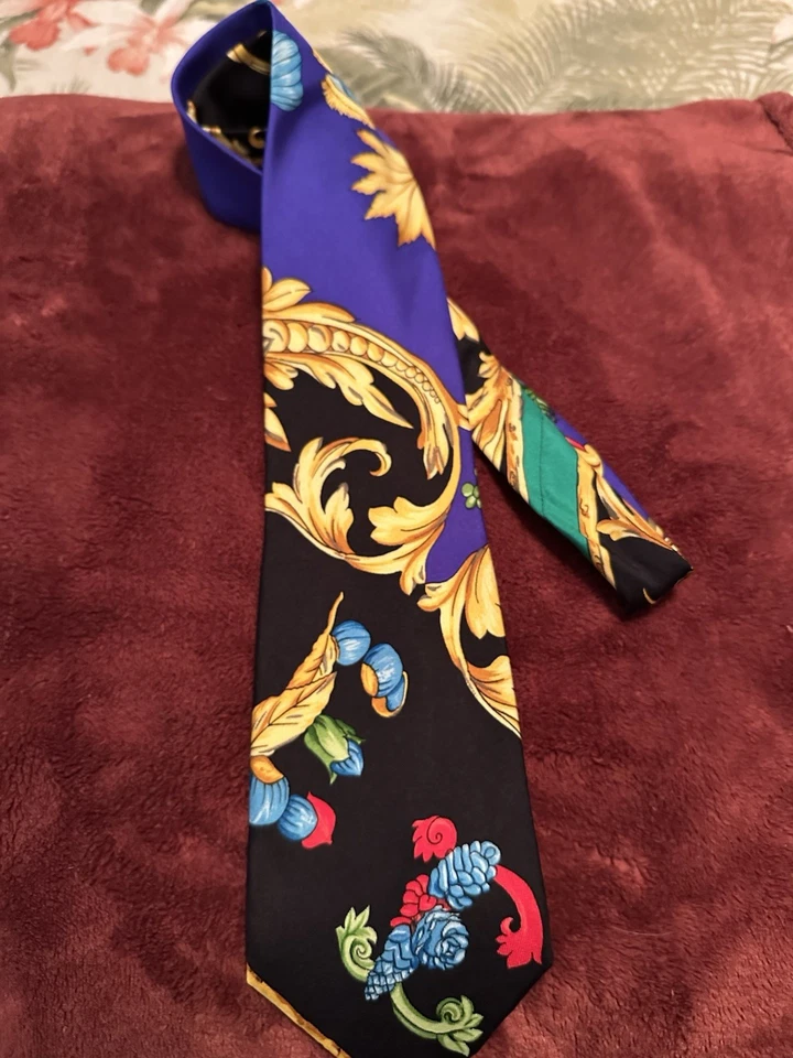 Gravata de seda vintage GIANNI VERSACE azul marinho barroco estampa de abelha medusa colecionador - Imagem 2 de 3