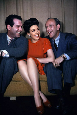 Fred MacMurray 40er Jahre Ära lachend mit Unbekannten