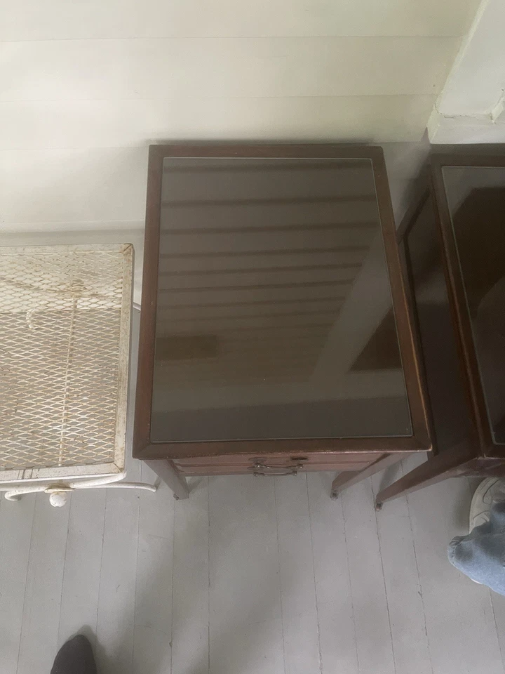 Mesita de noche pequeña vintage de caoba con un cajón | SOLO QUEDA 1 Foto 2 de 4