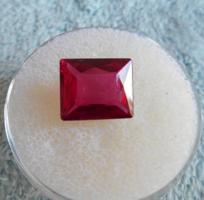VINTAGE LARGE RED FACETED GEMSTONE. RECTANGLE SHAPE 9MM X 12MM.