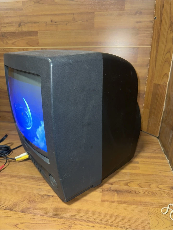 RCA T13060GY 13" CRT TV VCR Combo Television Retro Gaming Vintage Portable VHS - Image 2 of 4