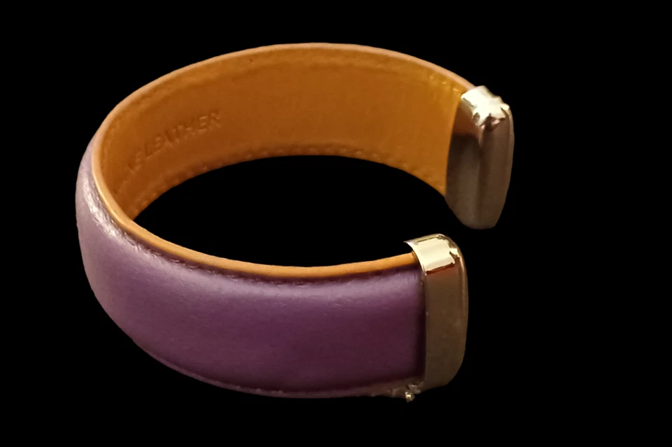 Brazalete abierto Michael Kors de cuero genuino púrpura con detalles plateados 7" Foto 3 de 4