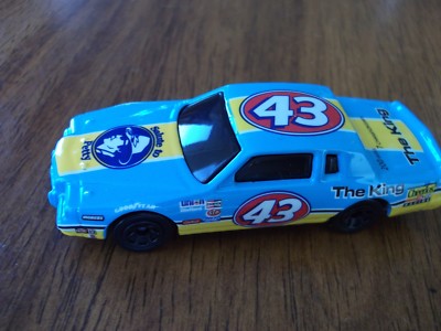 THE KING Richard Petty Vintage 1984 Pontiac Grand Prix 1/64 Model NASCAR