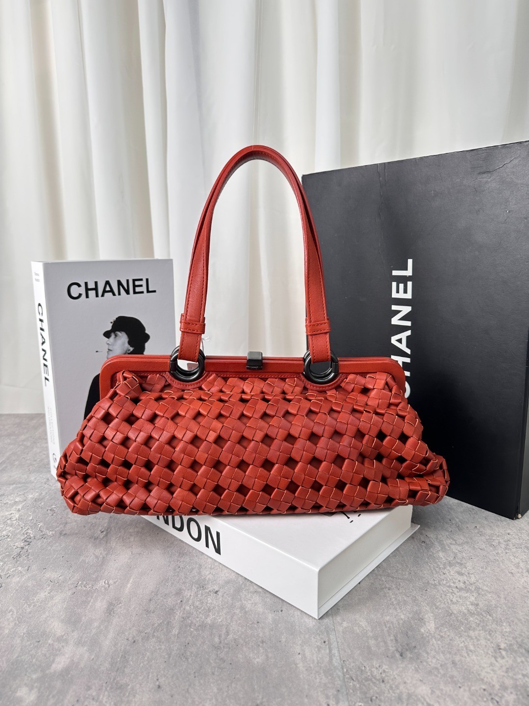 BOTTEGA VENETA Intrecciato Kiss Lock Leather Handbag thumbnail 10