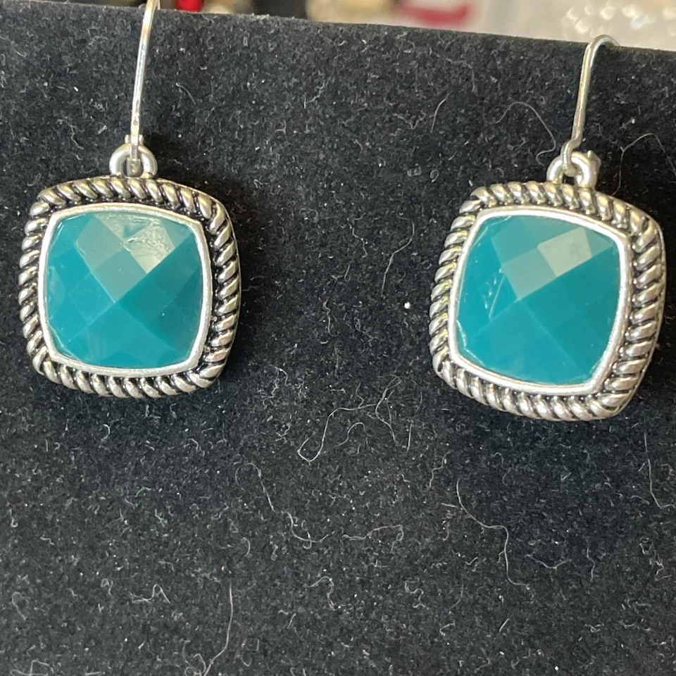 Juego de pendientes collar Napier llamativo cristal verde azulado corte cojín tono plata Foto 3 de 4