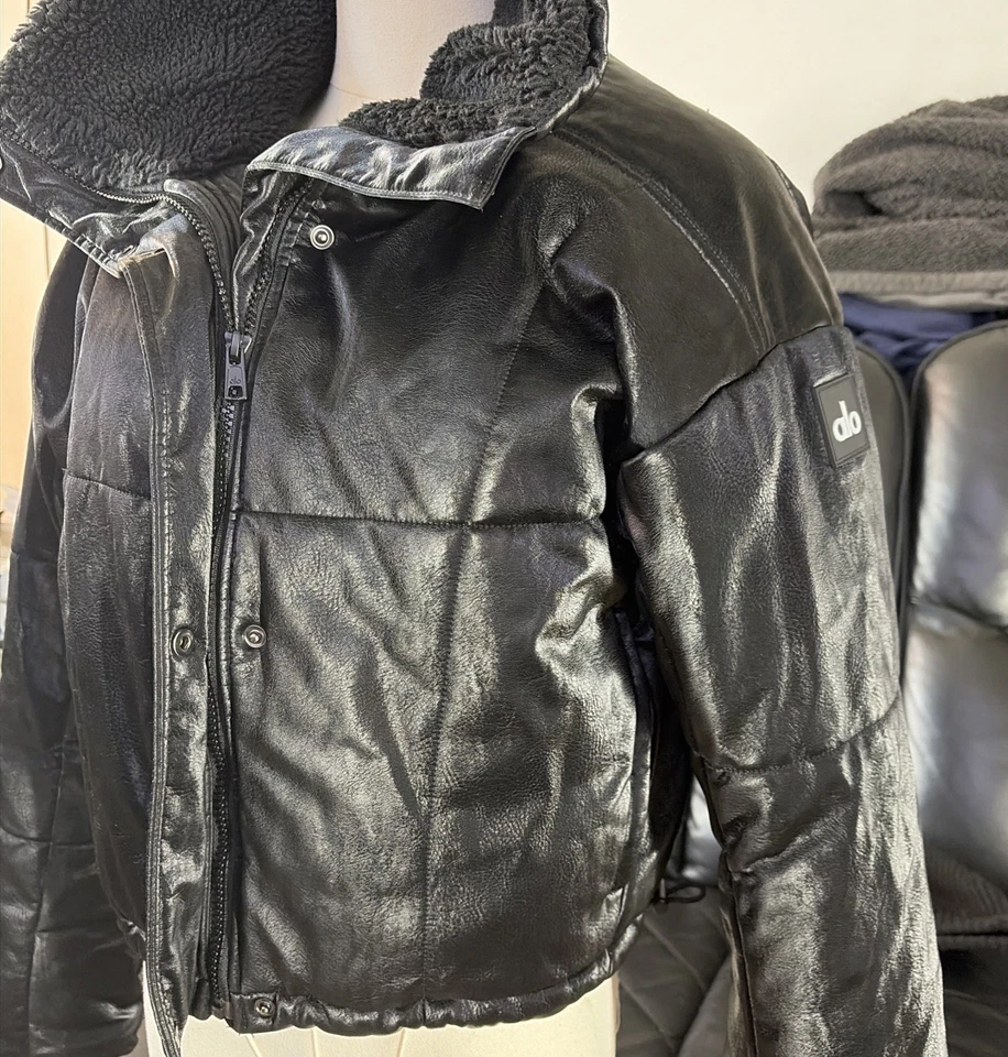 The Orion Cropped Puffer de Alo Yoga Negro Talla S... HERMOSA CHAQUETA Foto 2 de 4