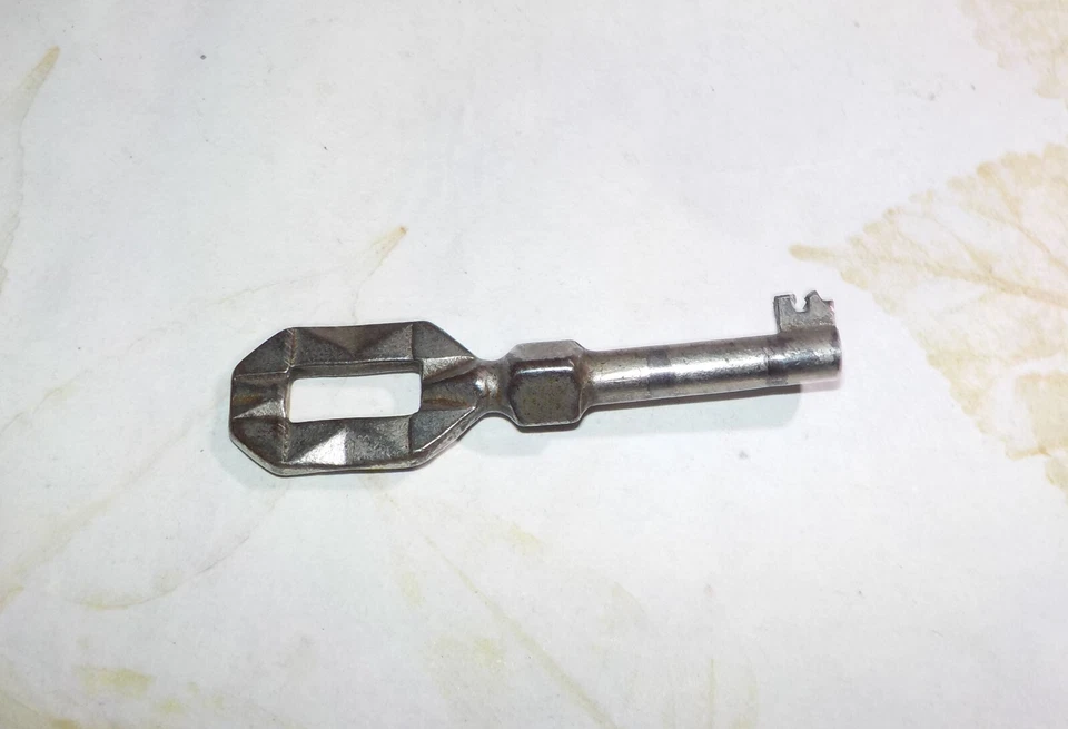 Jolie clé de meuble, Art déco pour porte d'armoire, bibliothèque, etc... - Photo 2/4