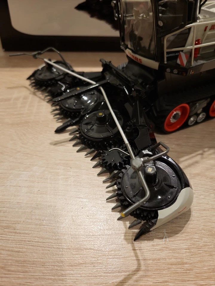 Marge Models Claas Jaguar 990 mit Orbis Vorsatz Limited Edition Black - Bild 4 von 4