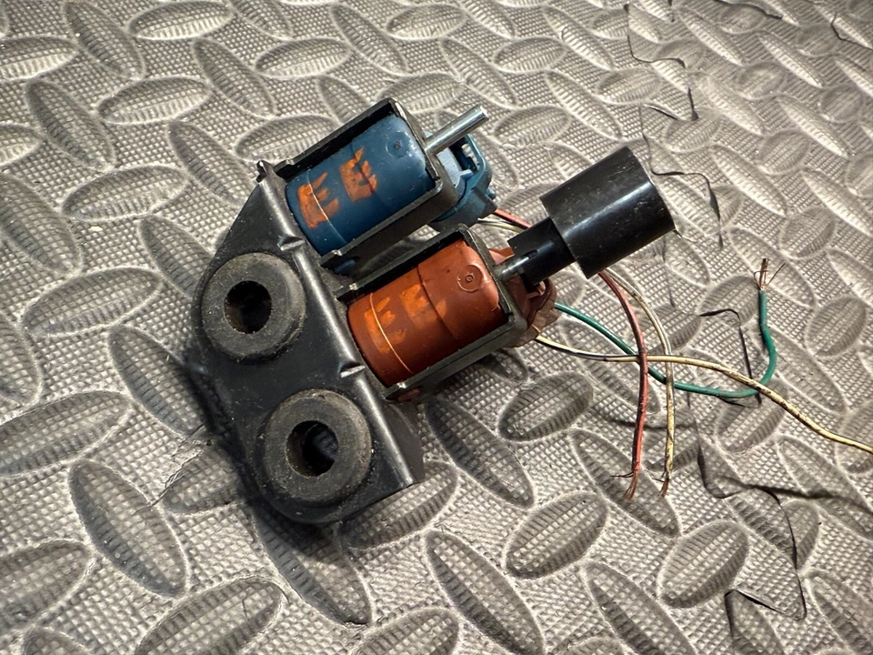 96-98 OEM Suzuki Swift Geo Metro EGR FPR Vacuum Solenoid Purge Valve VSV - Image 4 of 4