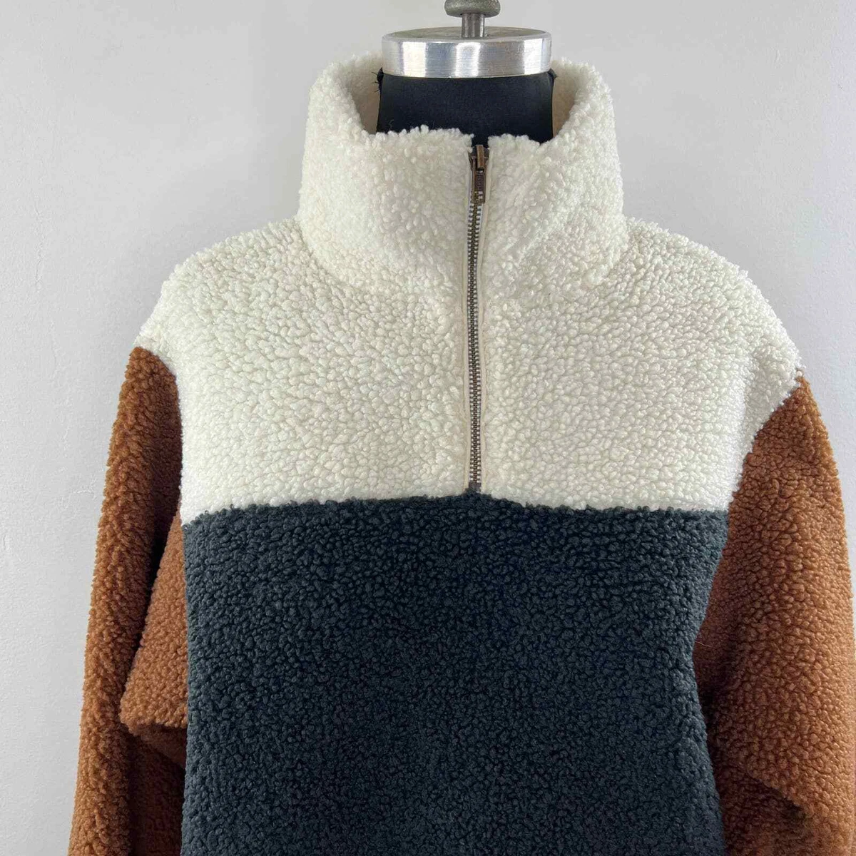 Universal thread outlet sherpa pullover