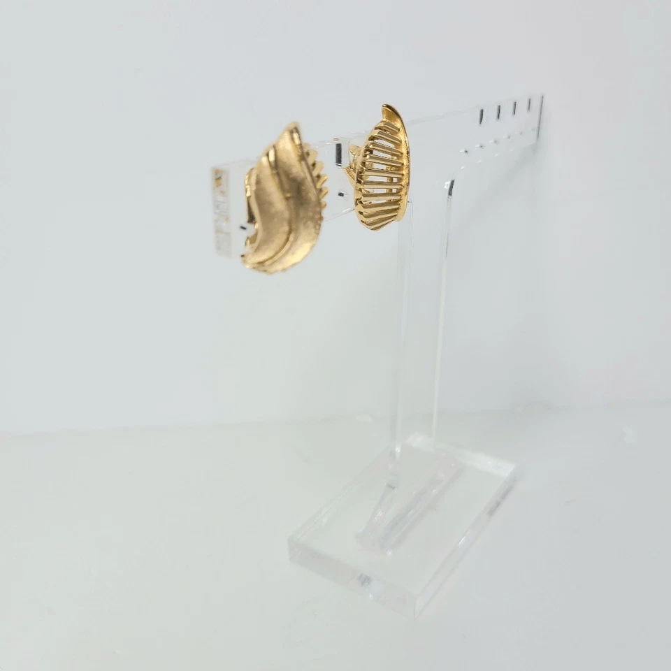 Pendientes Crown Trifari Mujer Trabajo Abierto Remolino Concha de Mar Vintage Clip Ons Foto 3 de 4