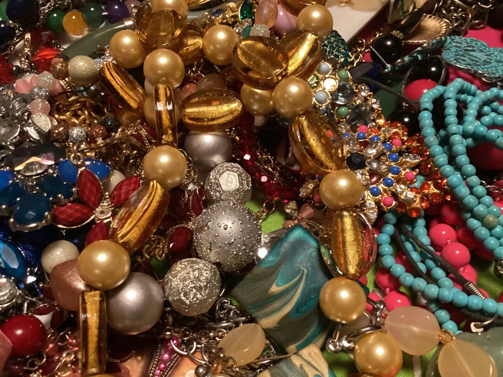 Lot de BIJOUX de succession vintage à moderne 1/2 livre tous portables !! coloré audacieux