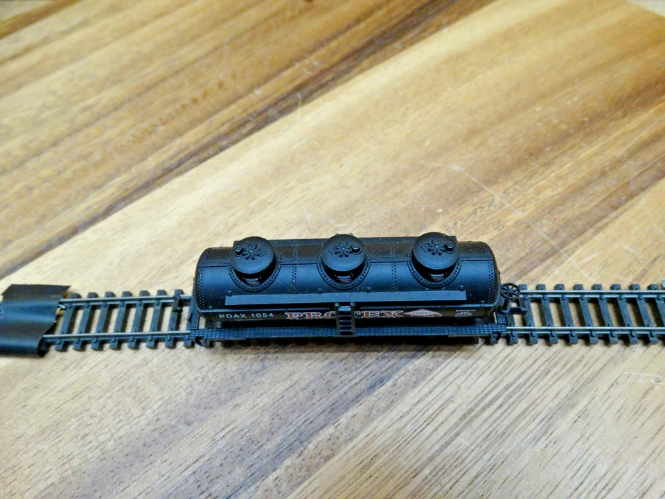Life-Like N Scale 33' Protex PDAX 1054 Triple Dome Tank Car - Image 2 of 4