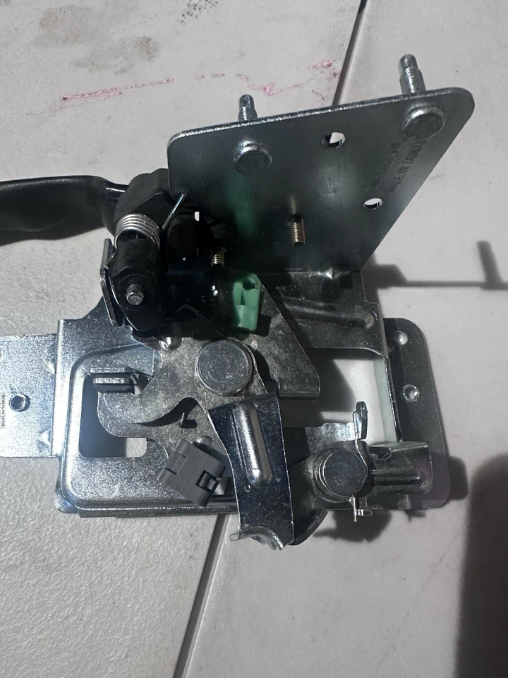 For 2001-2006 Chevrolet Silverado 3500 Interior Door Handle Dorman - Image 3 of 4