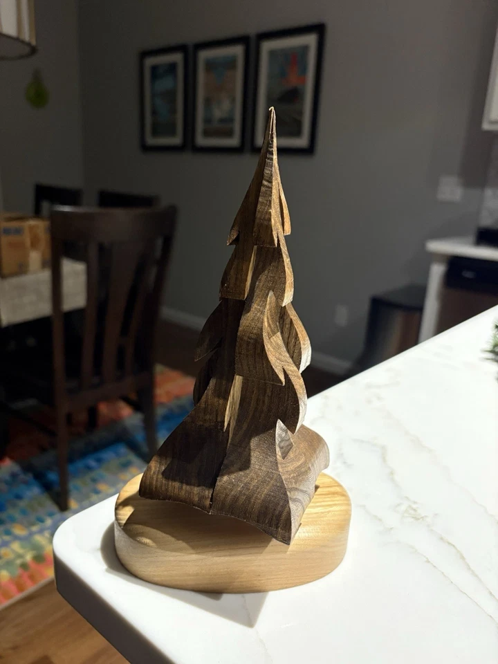 Escultura abstracta de árbol de madera tallada sobre base de madera pulida Foto 3 de 4