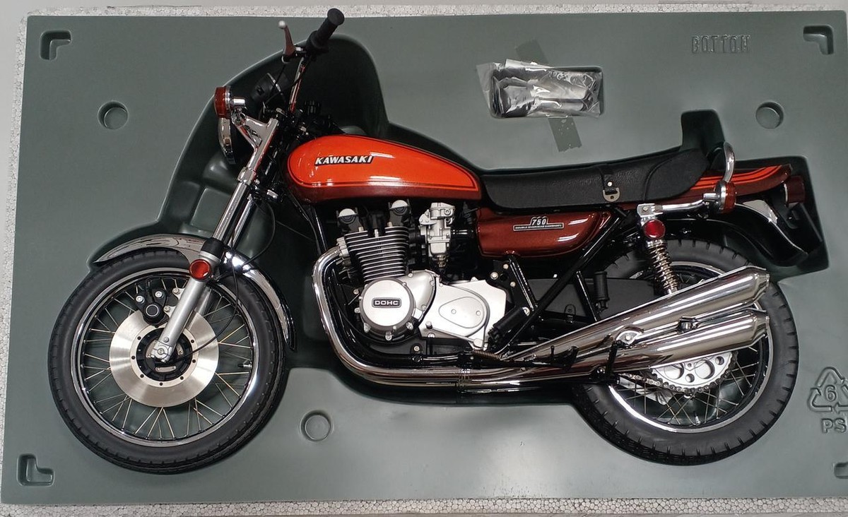 Autoart 1/6 Scale Kawasaki 750RS(Z2) Candy Brown x Orange Autoart 1/6 Scale Kawasaki 750RS(Z2) Candy Brown x Orange