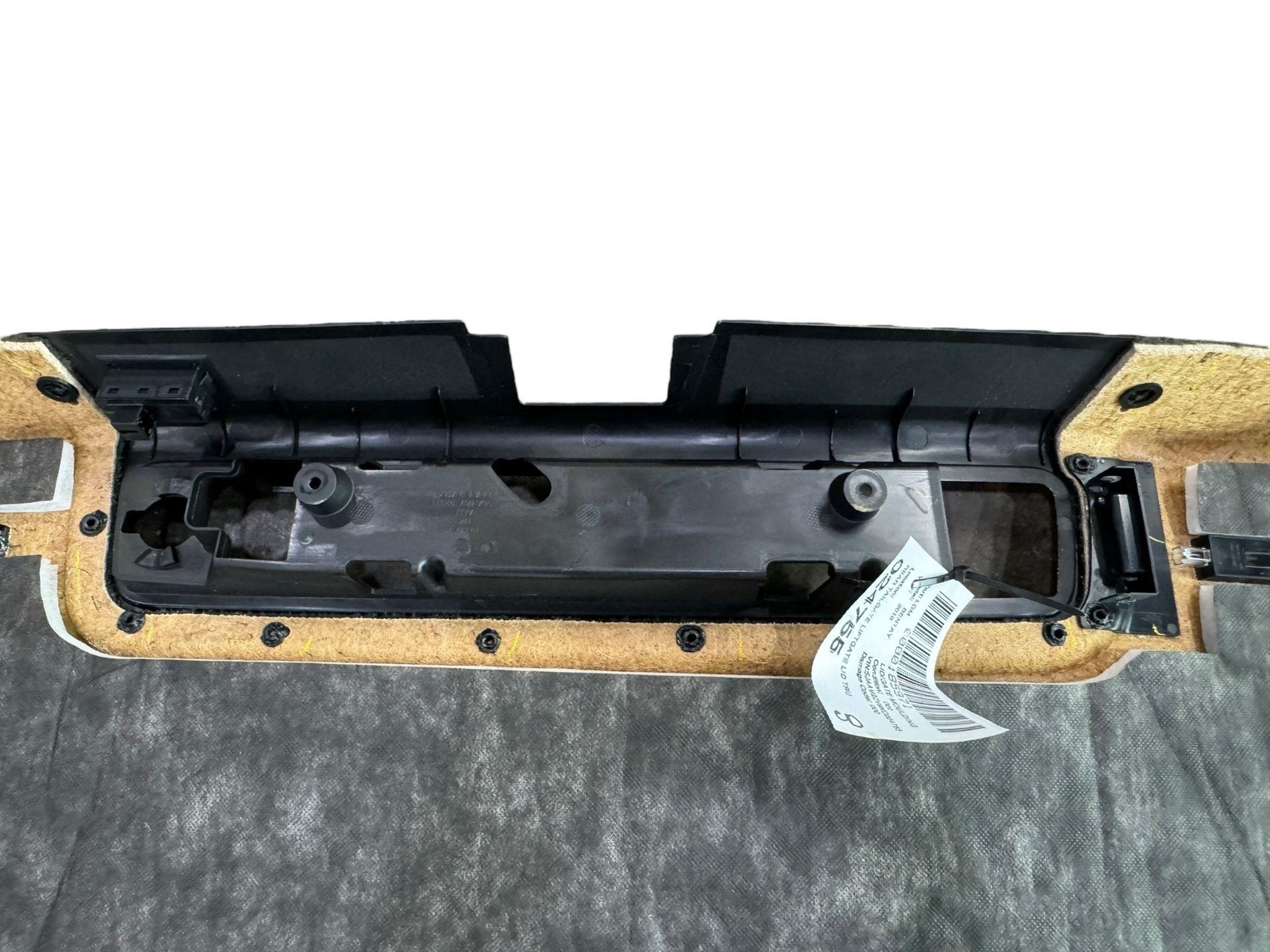 2016-2020 BENTLEY BENTAYGA REAR TAIL & LIFTGATE TRUNK LOWER COVER MOULDING *RIP*