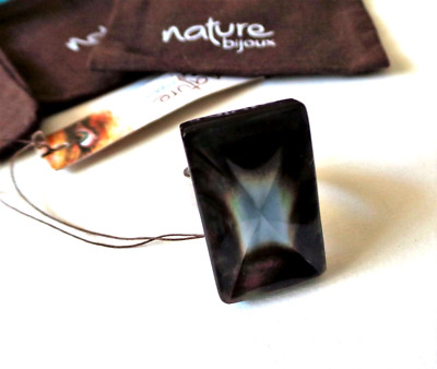 NATURE BIJOUX ''CLAIR OBSCUR'' BAGUE NACRE RECTANGLE AJUSTABLE NEUVE/POCHON/ETIQ