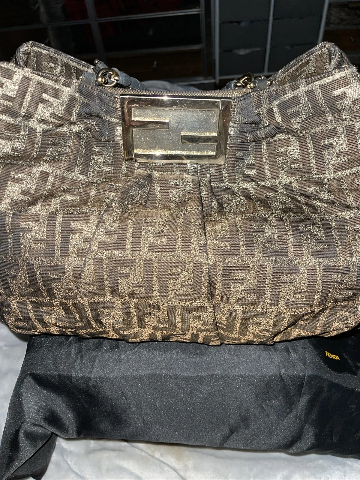 Borsa a tracolla grande Fendi FF Zucca Mia con manici catena marrone glittler