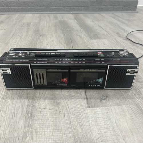 Vintage SANYO MW705 CASSETTE PLAYER BOOMBOX Radio Works Tape Player Black 90s