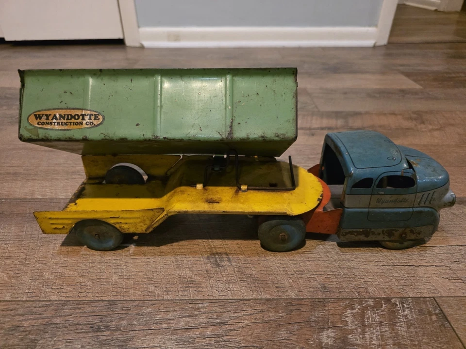 Camión de volteo lateral de construcción Wyandotte años 50 de colección  Foto 2 de 4