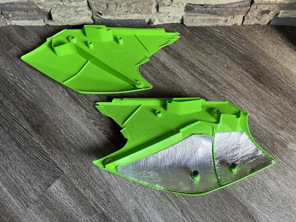 2004-2005 Kawasaki KXF250F or Suzuki RMZ250 Side Panel Set by UFO KA03755021 * - Image 2 of 4