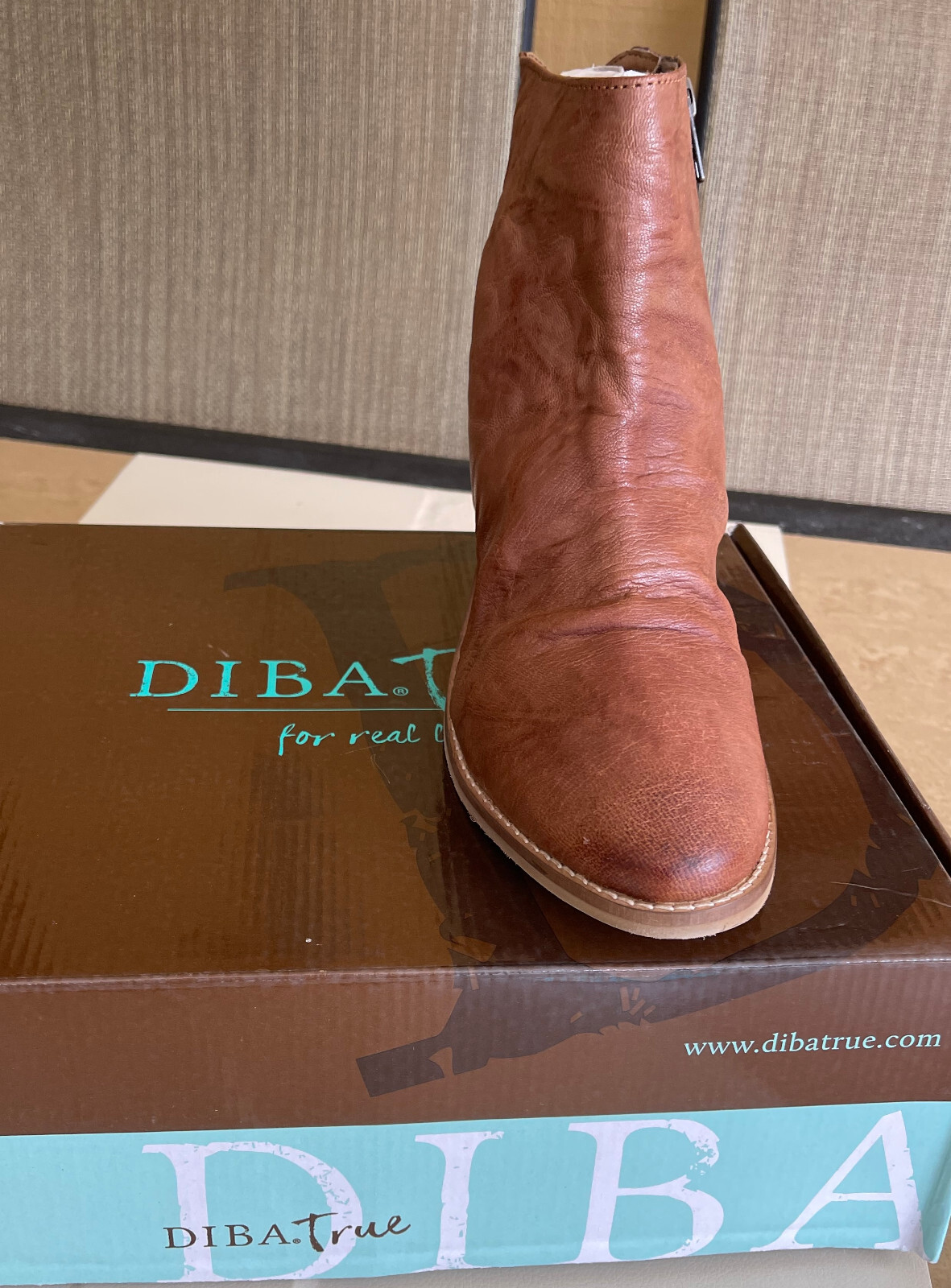 DIBA TRUE WOMEN'S LEATHER HEL LINA HEEL BOOTIES. SIZE: 8 BROWN