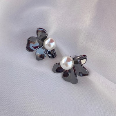 Flower Pattern Stud Western Earring in Metallic Gary Colour for Girls & Women