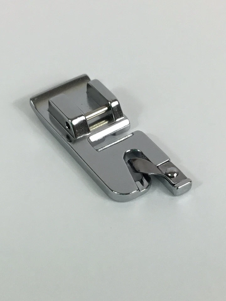 Parte de accesorio de máquina de coser con pie de dobladillo estrecho o enrollado Foto 2 de 4
