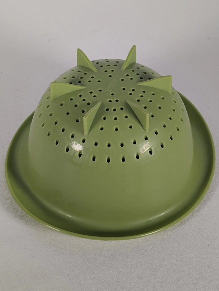 Cuenco de bayas de silicona Le Creuset, 1 cuarto de galón, palma Foto 3 de 3