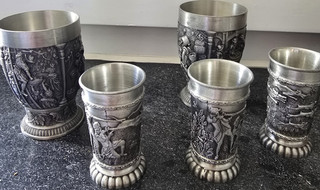 5 Zinnbecher mit Reliefmotiv Mensch Reliefdekor nach 1945