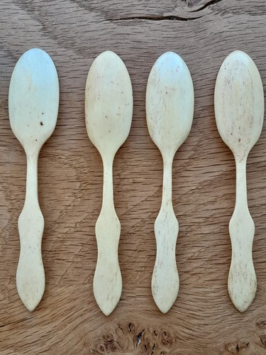 Collection of Four Antique Hand Carved Cow Bone Spoons - Length: 12 cm - Picture 2 of 19