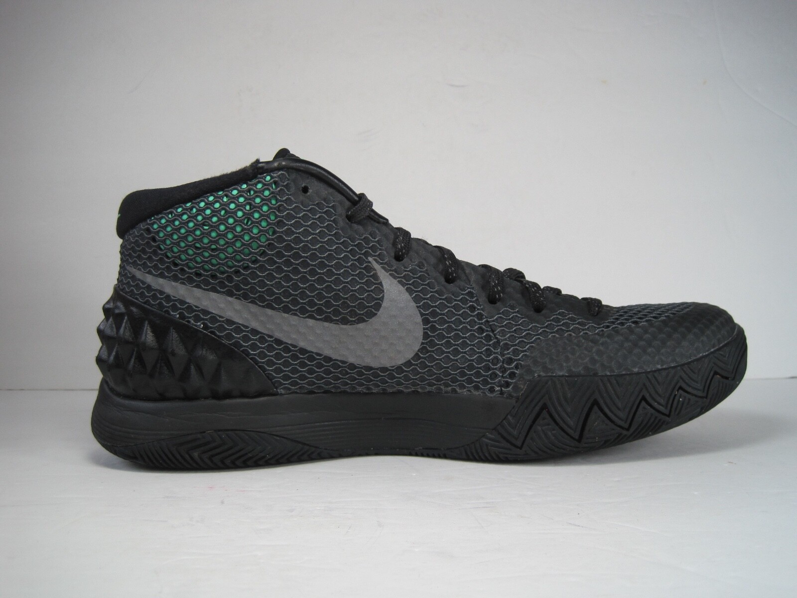 kyrie 1 black and white