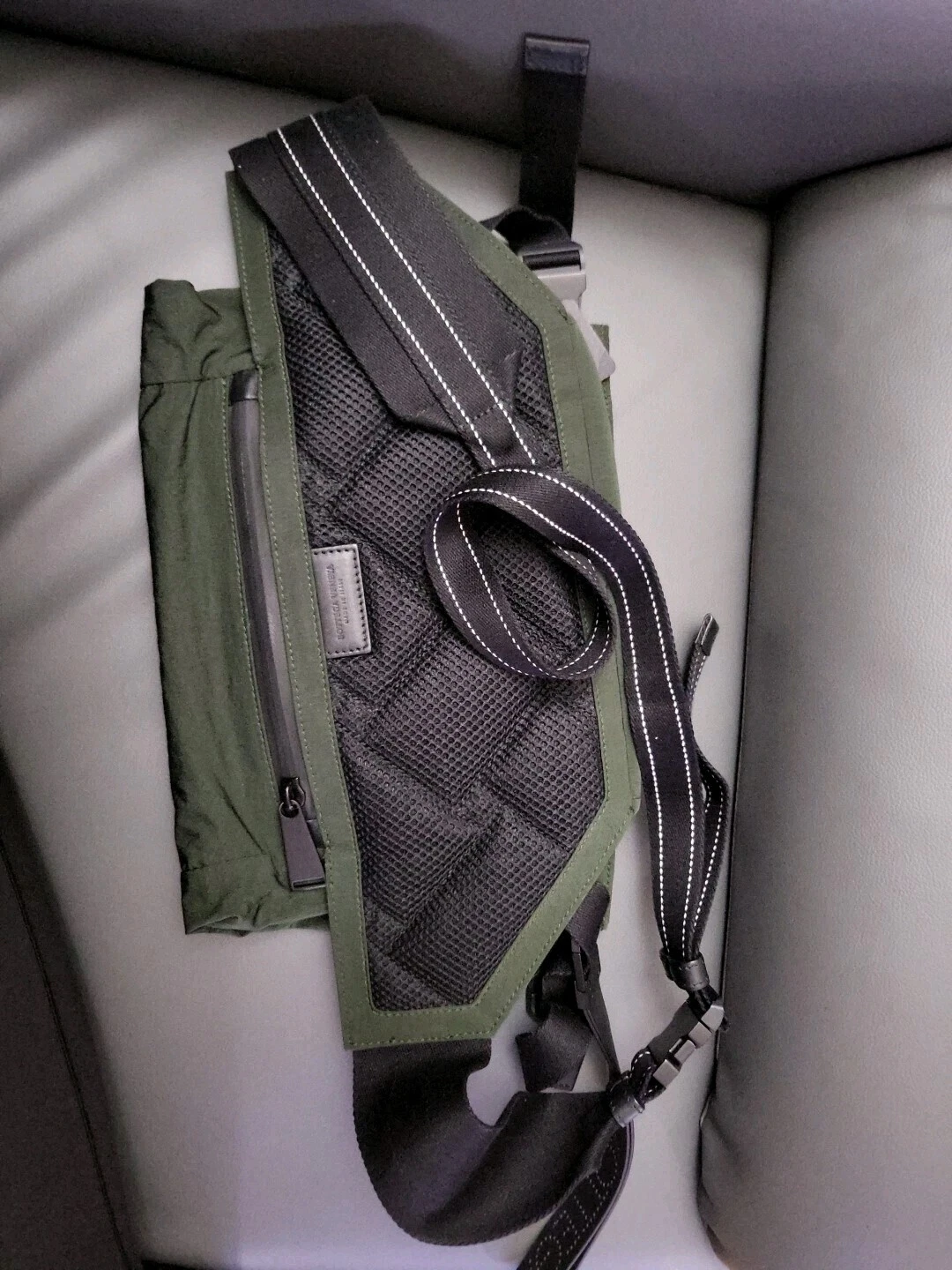 Borsa a tracolla vita uomo Bottega Veneta in nylon verde scuro 1150$.Made in Italy