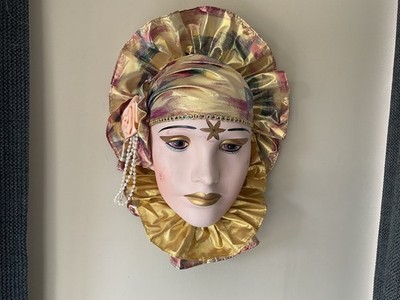 Venezianischer Stil Maske kleines dekoratives Porzellan Gesicht in Goldbrokat gewickelt.