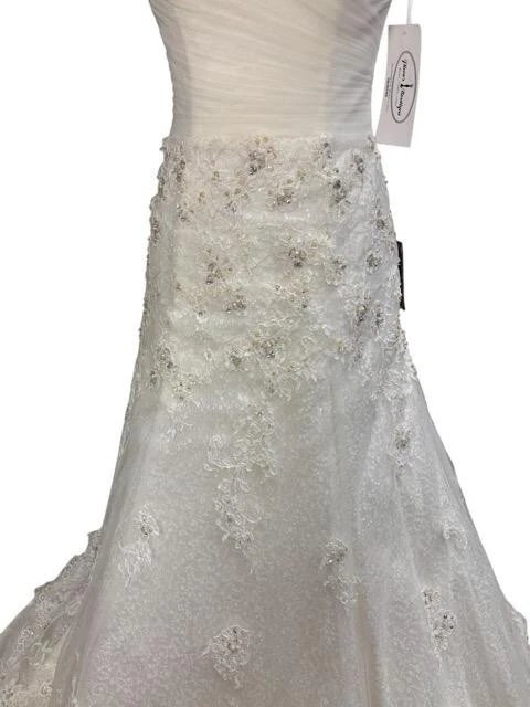 Vestido de novia Demetrios marfil encaje bordado cuentas sin tirantes talla 4 $2999 Foto 3 de 4