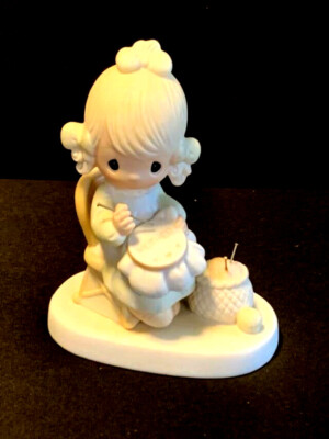 PRECIOUS MOMENTS E-3106 MOTHER SEW DEAR 1979 Jonathan & David-MINT
